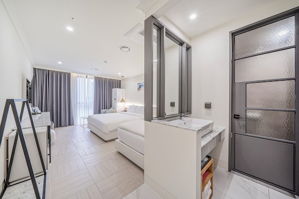 Habitación triple superior | Ropa de cama de alta calidad y edredón