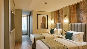 Habitación de hotel con dos camas, un espejo grande y un panel decorativo en la pared.