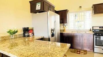 Een koelkast, een microgolfoven, een oven, een kookplaat