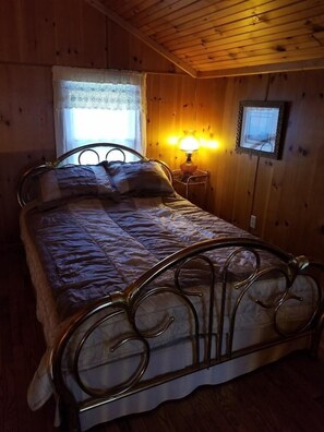1 bedroom, Internet, bed sheets - Writers - Two story cabin with Hot Tub Writers Cabin (Beattyville)