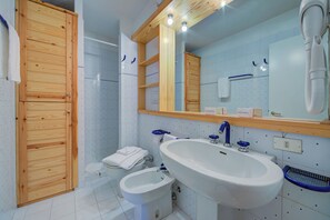 Douche, bidet, serviettes fournies, savon