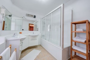 Standard Townhome, Multiple Beds (Casa Susy) | Bathroom | Combined shower/bathtub, hair dryer, bidet, towels