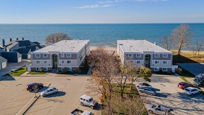 Unclassified image, 3 of 18, button - 1st floor Studio Condo:  Walk right out to an amazing pool and beach (South Haven)