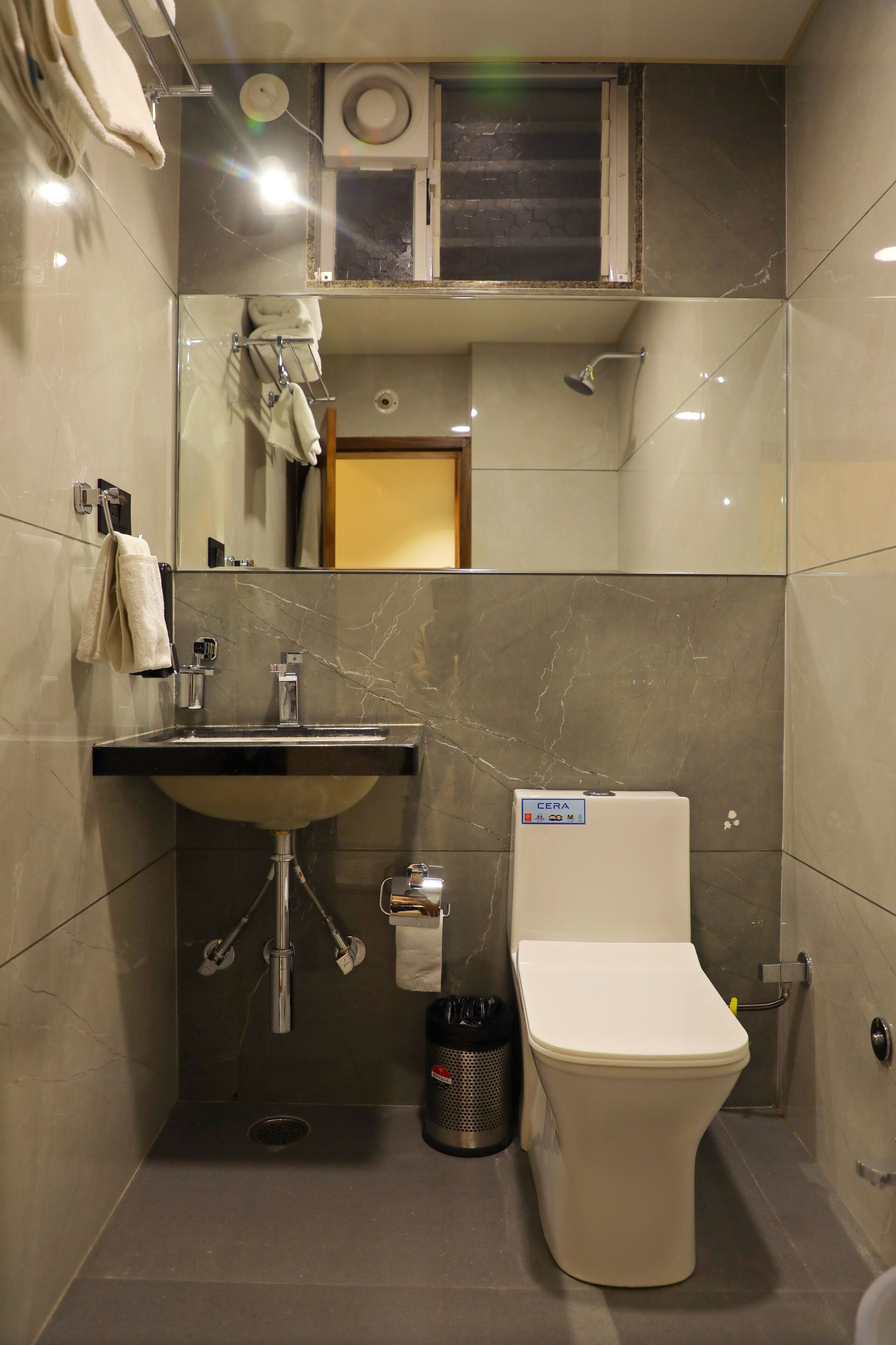 Une petite salle de bain comprenant un lavabo, des toilettes et une douche.
