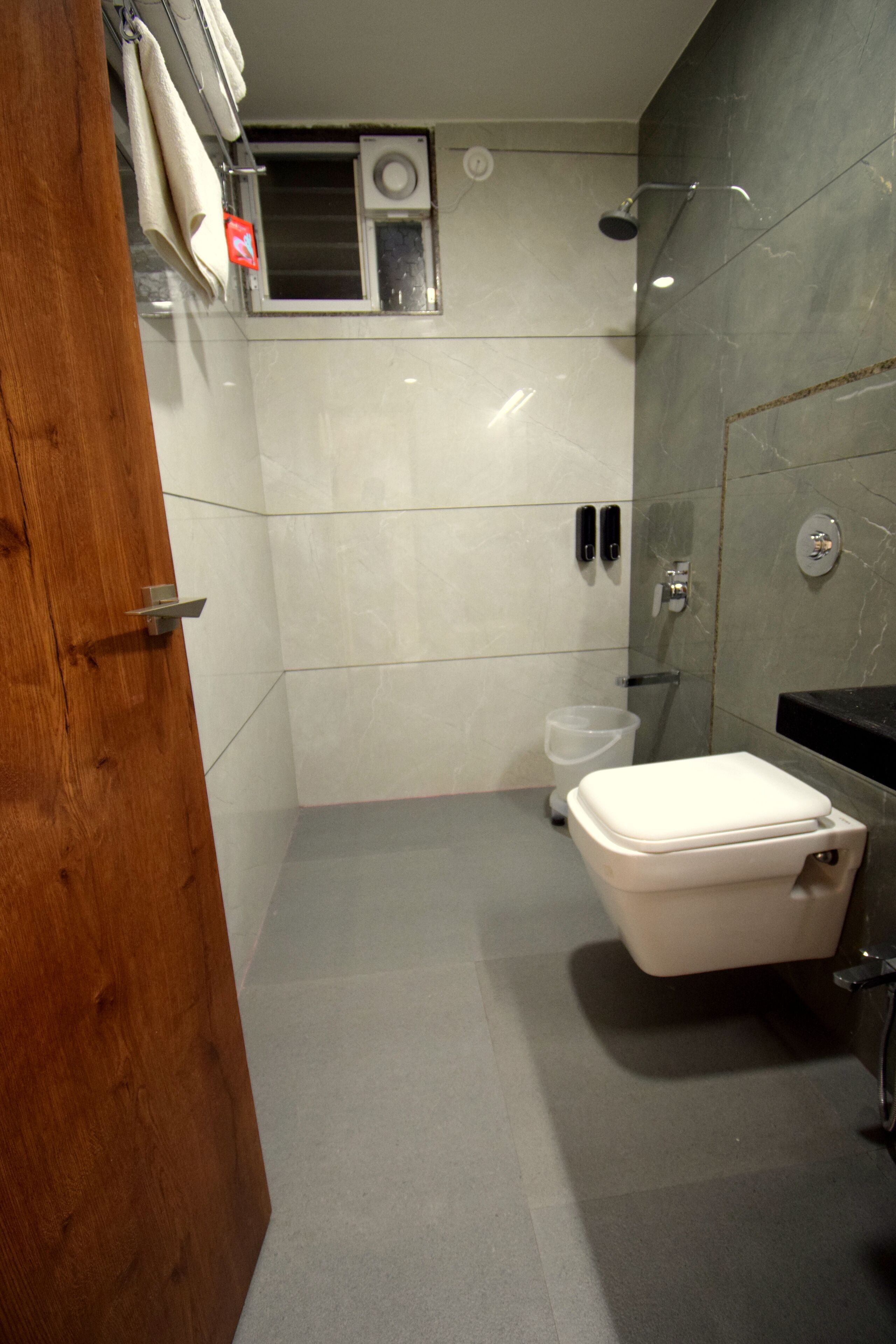 Ein modernes Badezimmer mit Toilette, Dusche und Waschbecken.
