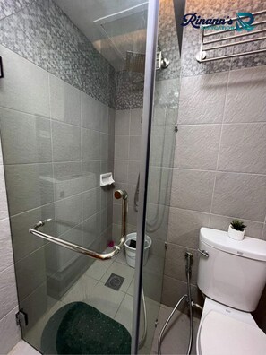Executive-íbúð | Baðherbergi | Regnsturtuhaus, hárblásari, baðsloppar, skolskál