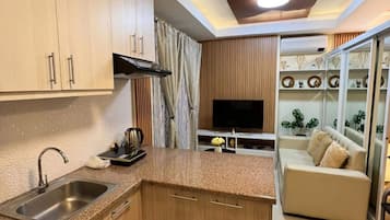 Executive Condo | Dapur peribadi | Peti sejuk mini, cerek elektrik, peti sejuk beku