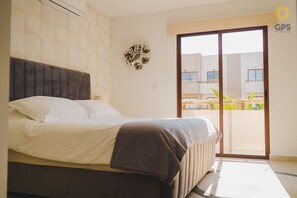 Tabla de planchar con plancha, wifi gratis y ropa de cama 