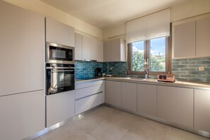 Jääkaappi, mikroaaltouuni, uuni, astianpesukone