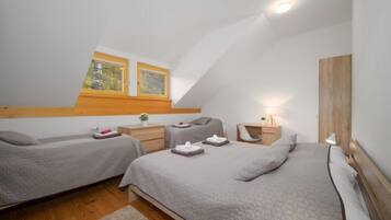 1 bedroom, desk, free internet