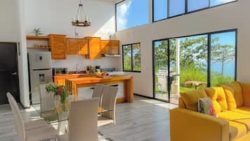 4bdr House in Uvita LORO | Panoramic Ocean Views | Einkaeldhús | Ísskápur í fullri stærð, örbylgjuofn, eldavélarhellur, kaffivél/teketill