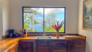 4bdr House in Uvita | QUETZAL | Ocean View Costa Rica | Cocina privada | Frigorífico grande, microondas, placa de cocina y cafetera o tetera