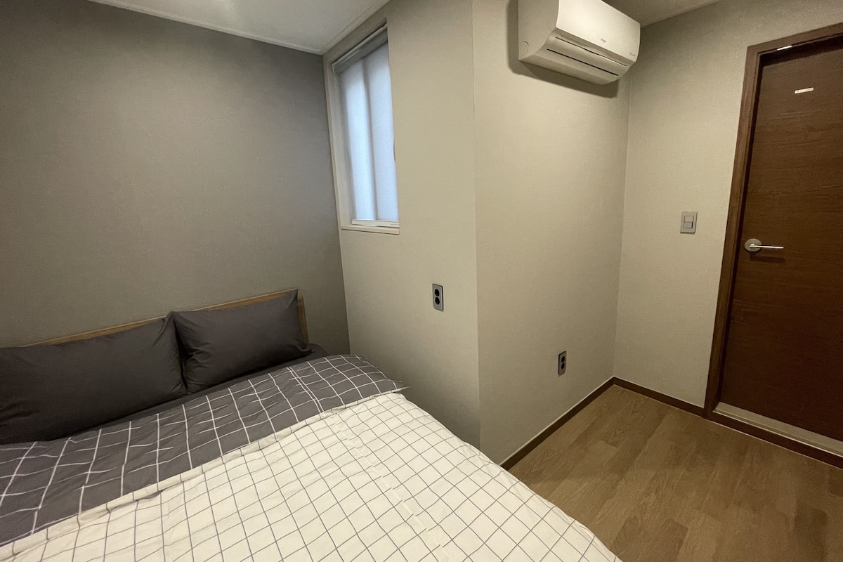 Economy tweepersoonskamer (non-Korean nationals only) | Een strijkplank/strijkijzer, gratis wifi, beddengoed
