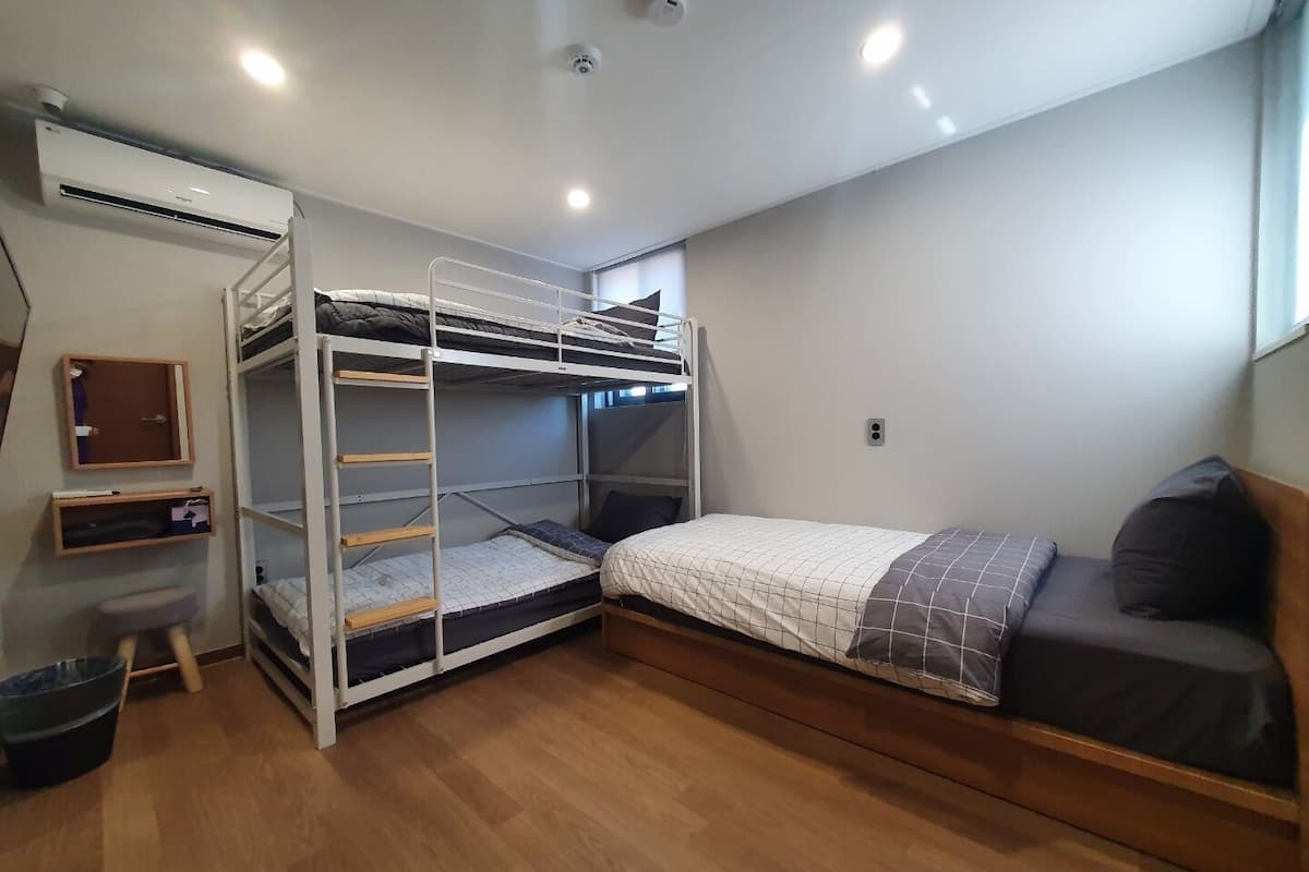 Economy driepersoonskamer (non-Korean nationals only) | Een strijkplank/strijkijzer, gratis wifi, beddengoed