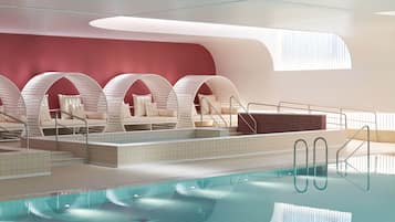 Una piscina cubierta