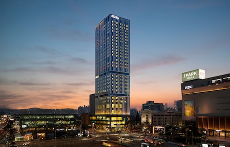 Exterior. Nine Tree Premier ROKAUS Hotel Seoul Yongsan