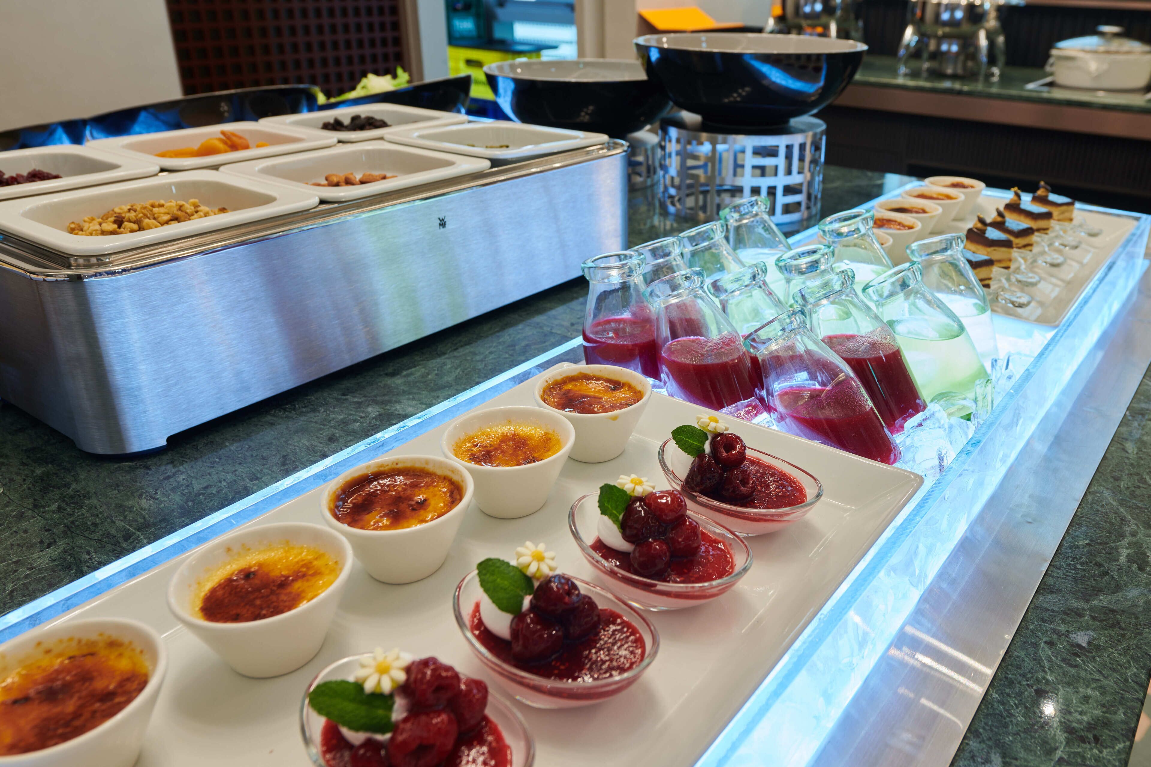 Un buffet amb diferents plats i begudes.