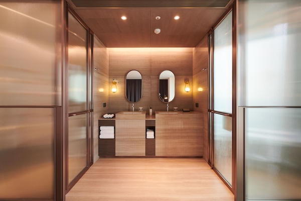 Prestige Suite | Badkamer | Een haardroger, badjassen, pantoffels, een bidet