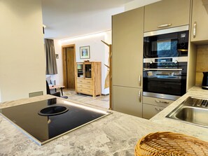 Kühlschrank, Mikrowelle, Ofen, Geschirrspüler