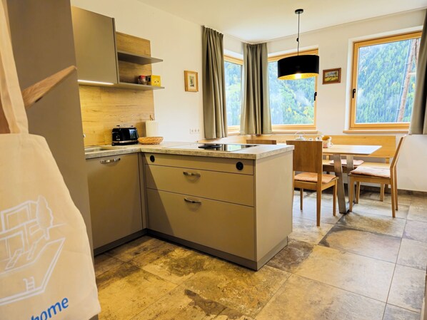 Kühlschrank, Mikrowelle, Ofen, Geschirrspüler