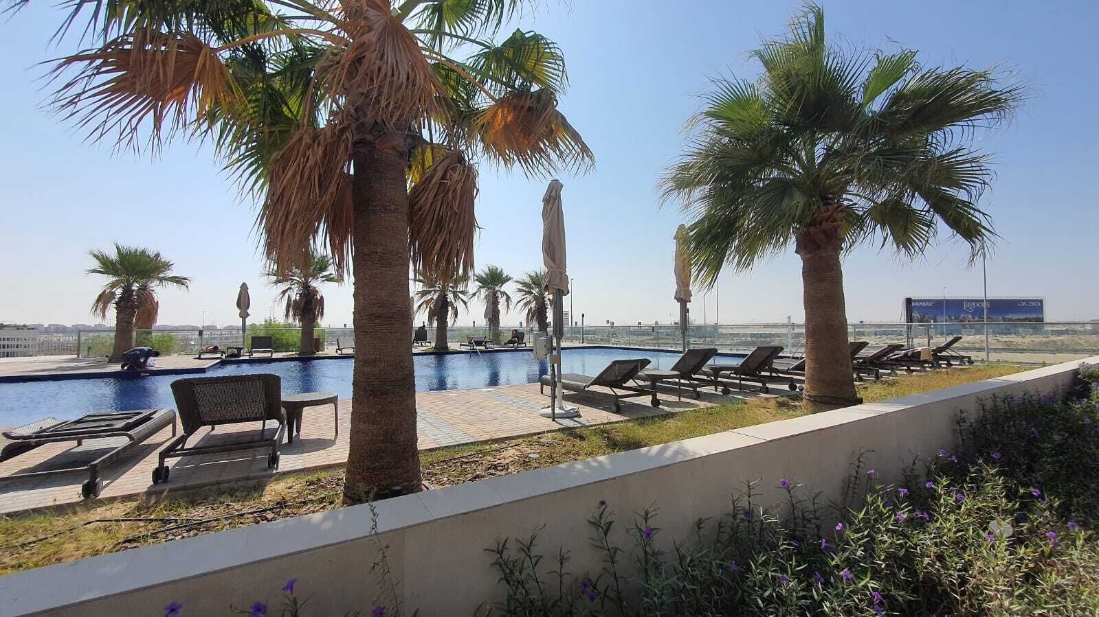 Een buitenzwembad en een verwarmd zwembad