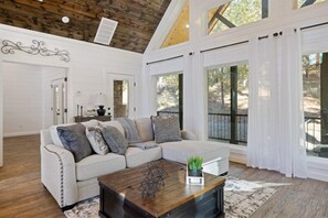 Smart TV, fireplace - Just You N Me in Hochatown/Broken Bow,OK (Broken Bow)