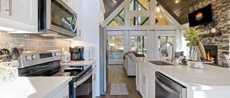 Réfrigérateur, four à micro-ondes, un four, surface de cuisson