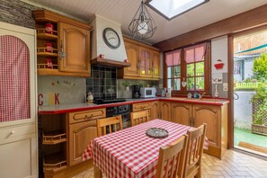 Geladeira, micro-ondas, cooktop, lava-louças
