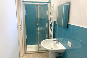 Shower, bidet - Villa in Sicily with Garden & Sea Access (Solanto)