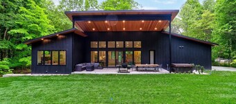 Private Riverside Retreat in Saugatuck, MI - 4 Bedrooms, Hot Tub, sleeps 8.