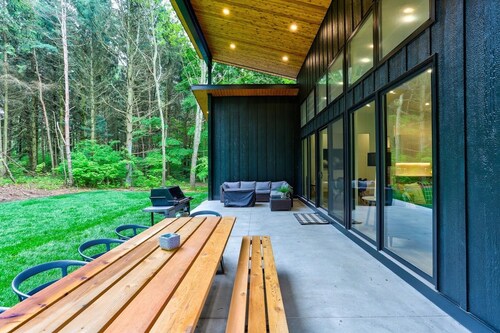Private Riverside Retreat in Saugatuck, MI - 4 Bedrooms, Hot Tub, sleeps 8.