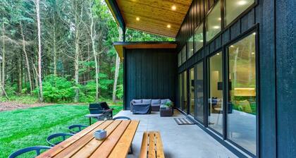 Private Riverside Retreat in Saugatuck, MI - 4 Bedrooms, Hot Tub, sleeps 8.