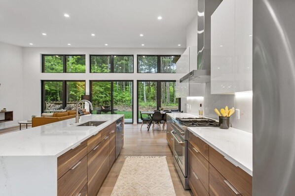 Microwave, oven, dishwasher, coffee/tea maker