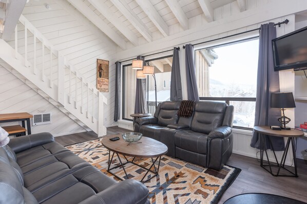 Fernseher, Kamin, DVD-Player