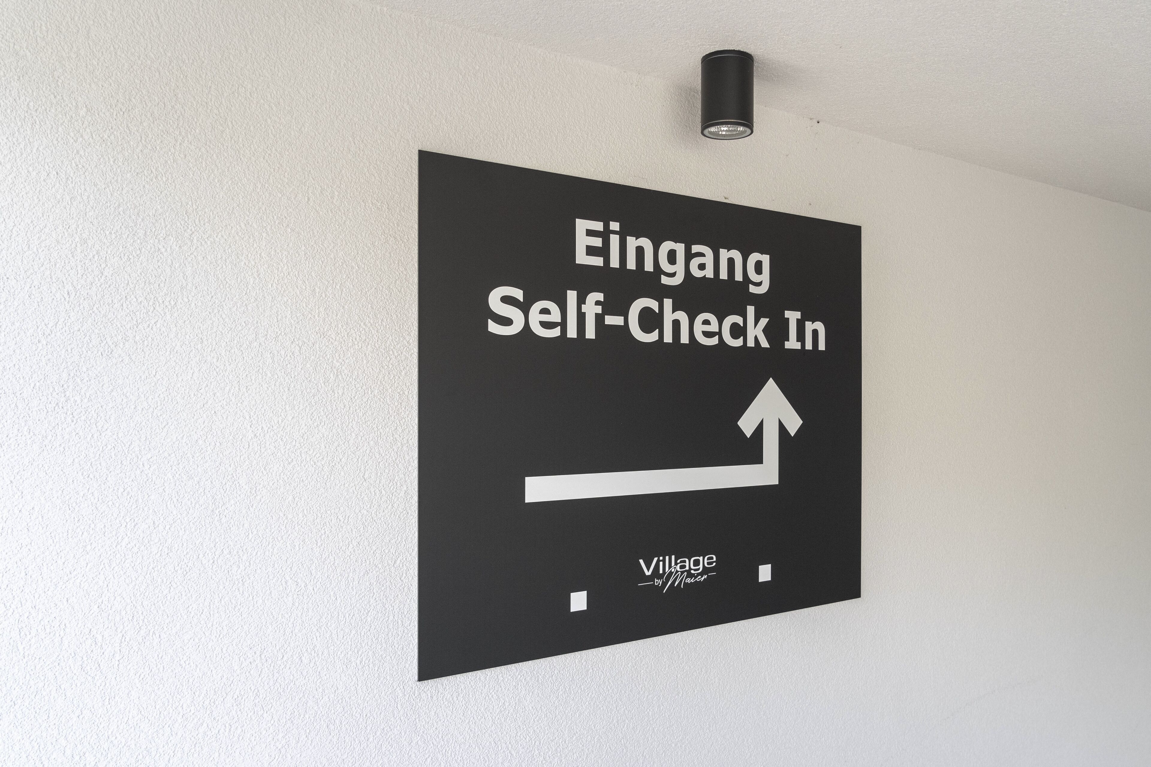Señalización para registro automático en un hotel.