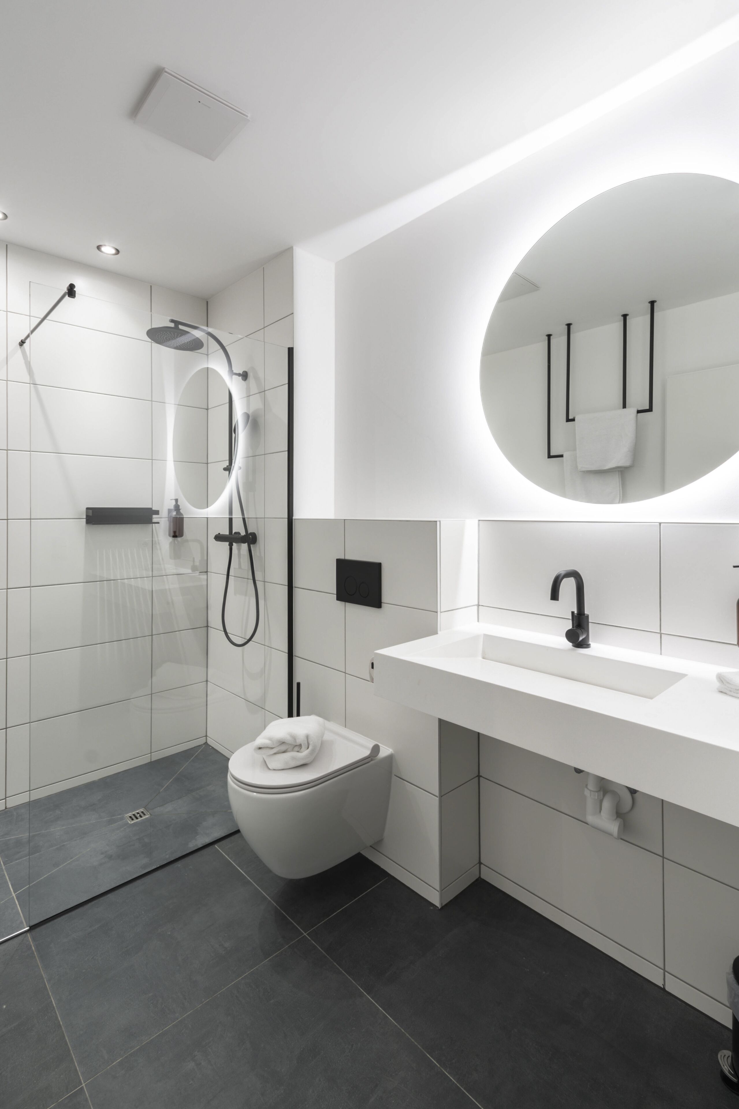 Douche, articles de toilette gratuits, sèche-cheveux