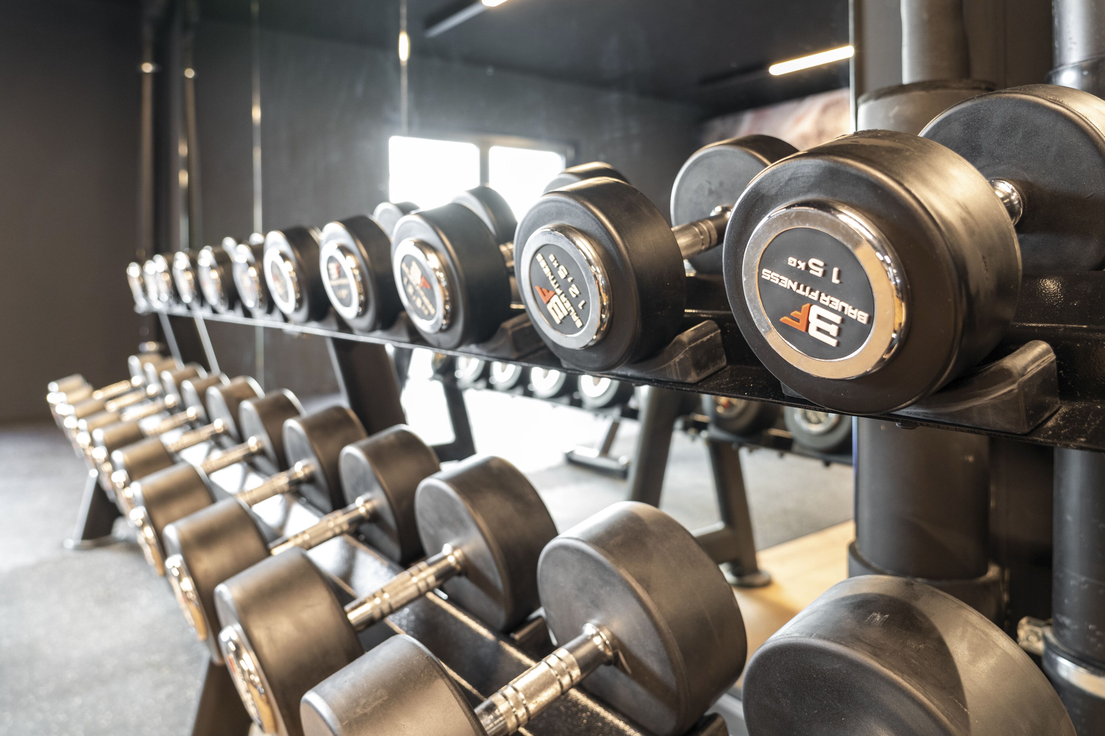Een rij verstelbare gewichtsschijven in een sportschool.