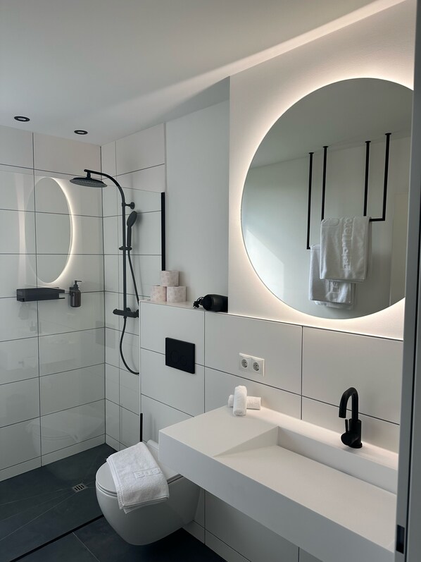 A modern bathroom with a shower, toilet, and sink. - Village by Maier - kontaktloser Check-in (Hohenems)