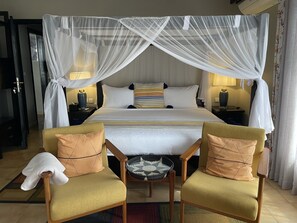 Superior Room, 1 King Bed, Bathtub | Desk, free WiFi, bed sheets