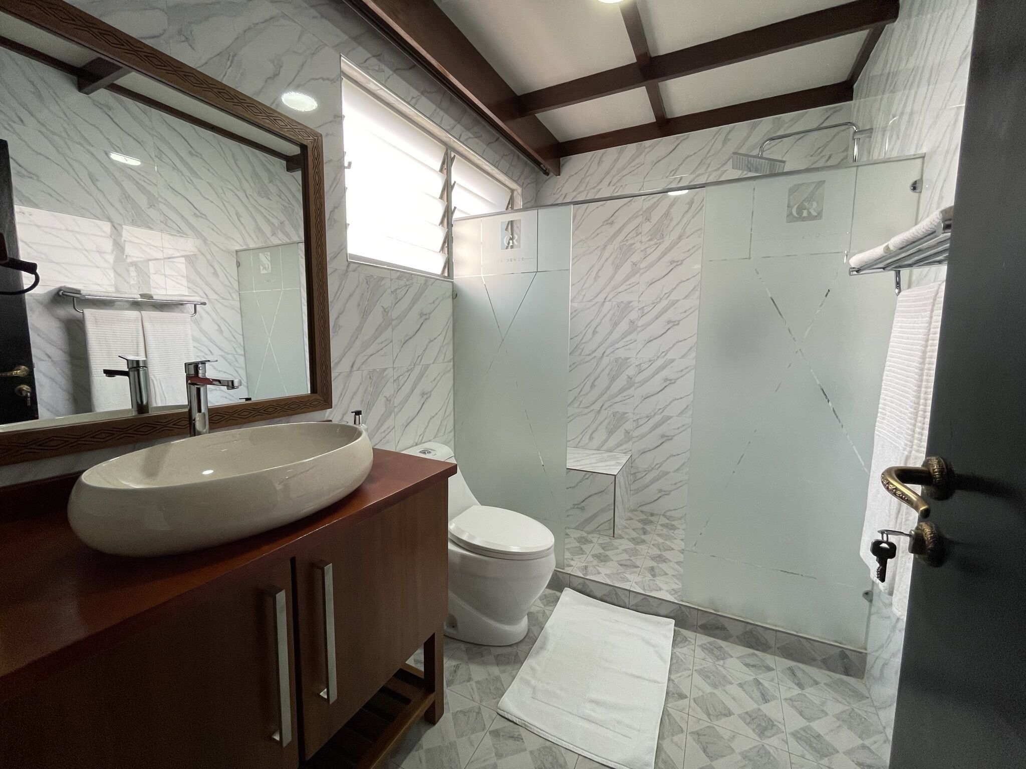 Secador de pelo, batas, bidet, toallas