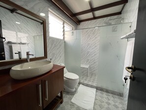 Superior Room, 1 King Bed, Bathtub | Bathroom | Hair dryer, bathrobes, bidet, towels - Governor's Residence (Kigali)