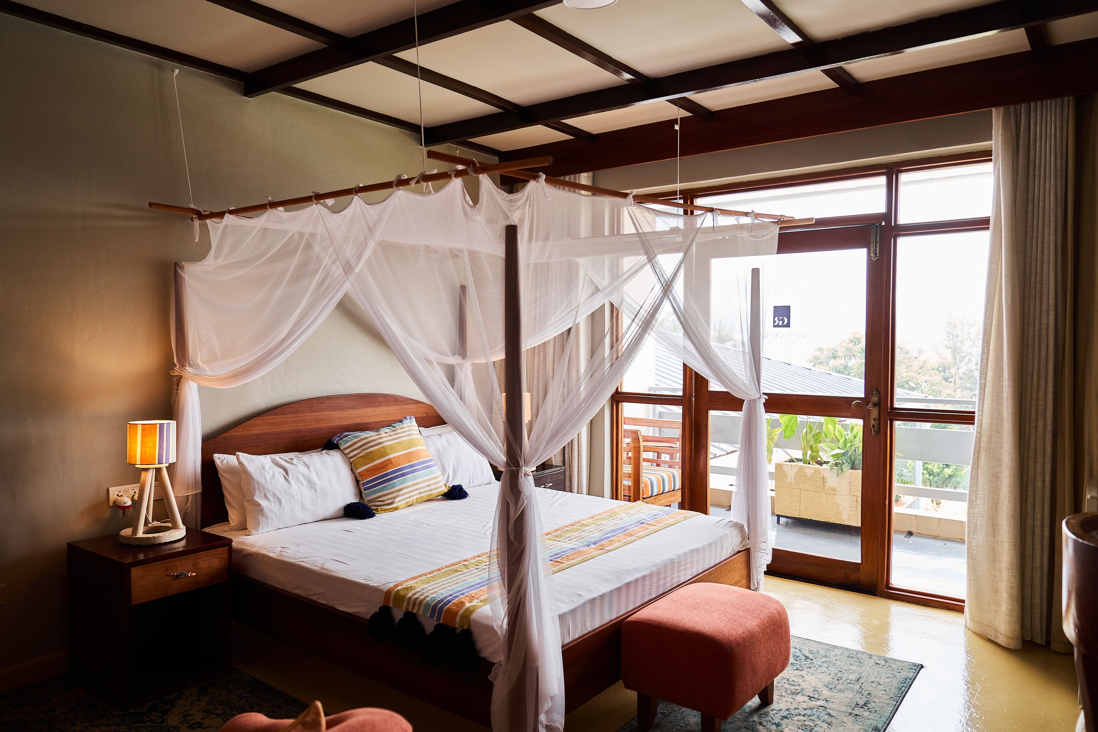 Escritorio, wifi gratis y ropa de cama 