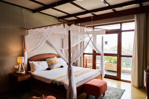 Superior Room, 1 King Bed, Bathtub | Desk, free WiFi, bed sheets