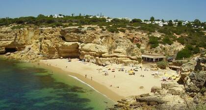 House in a quiet area overlooking the sea, private pool and beautiful Garden