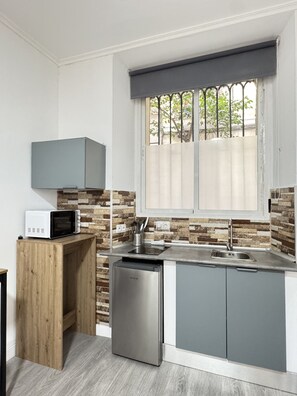 Fridge, microwave, stovetop, coffee/tea maker