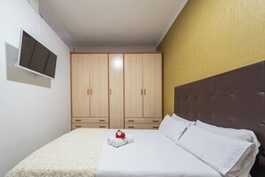 1 dormitori, planxa i posts de planxar, wifi gratuïta i roba de llit