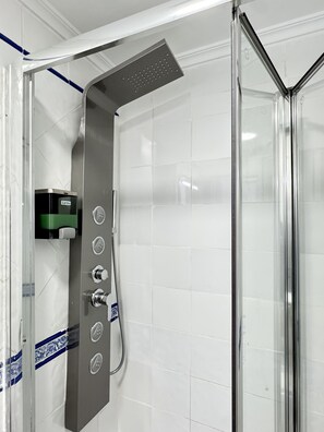 Dusche, Haartrockner, Handtücher, Seife