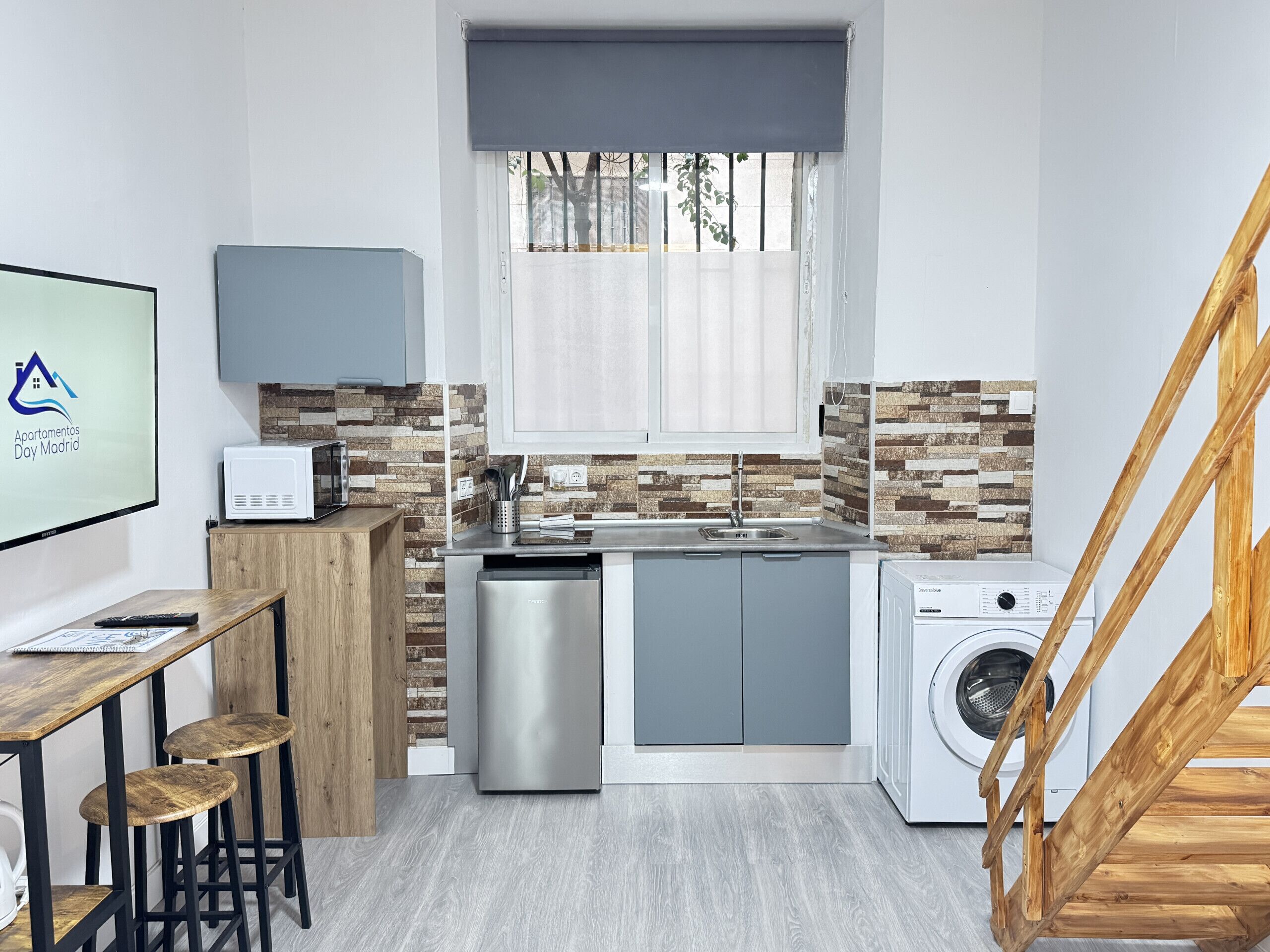 Frigorífico, microondas, placa de cocina y cafetera o tetera