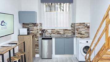 Frigorífico, microondas, placa de cocina y cafetera o tetera