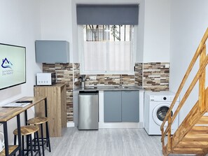 Refrigerador, microondas, placa de cocina, cafetera/tetera